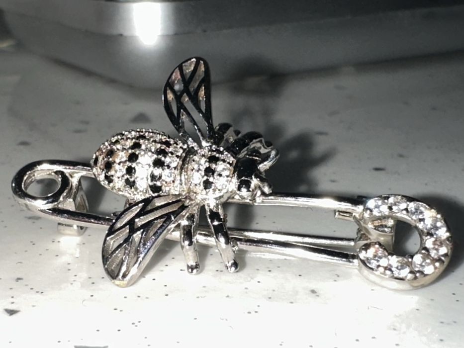 Broșă din argint cu diamante naturale 0,36 ct