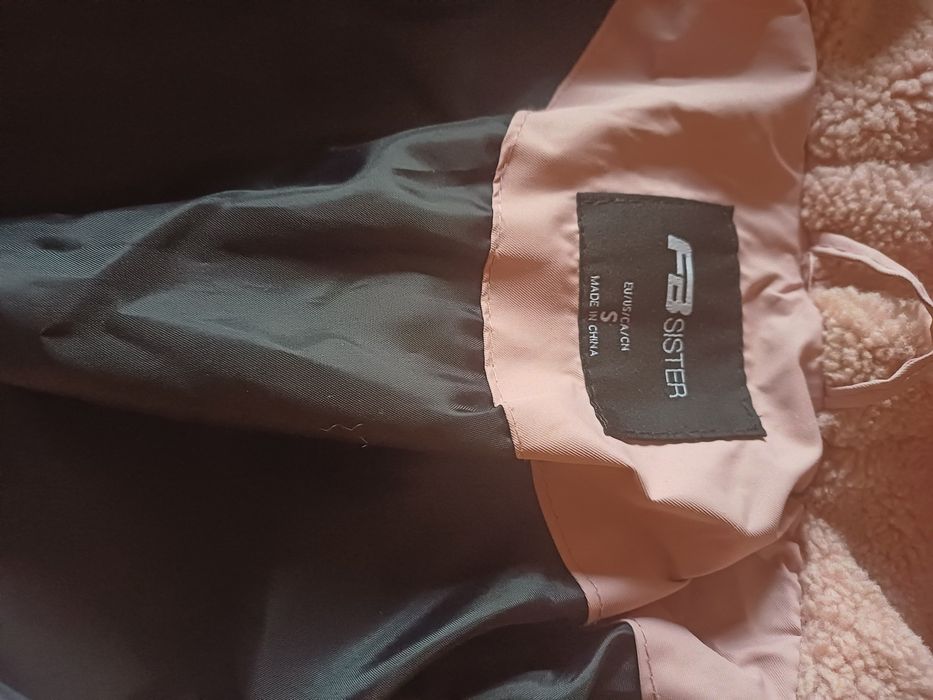 Продавам преходно яке