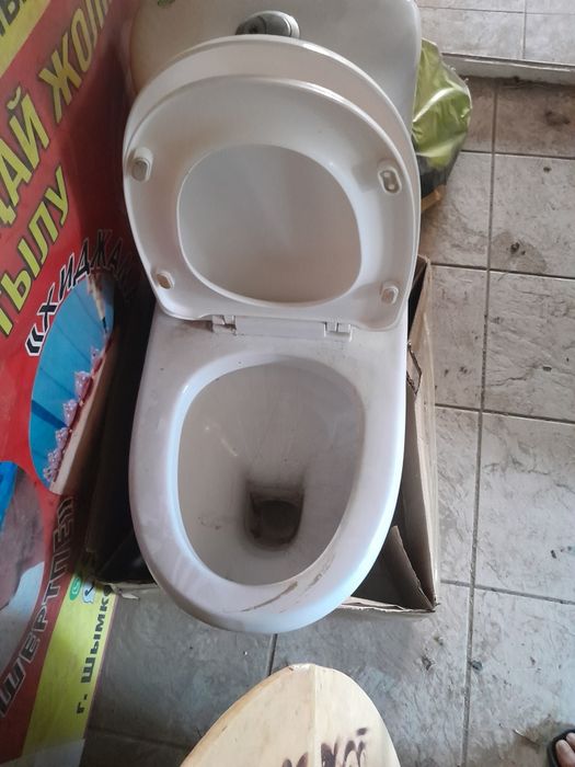 Умывальник с туалетный унитазом  и тюннер продается