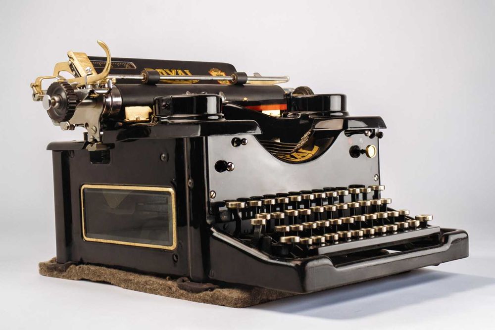Masina de scris Royal 10 – editie rară cu aur 22K – obiect premium.