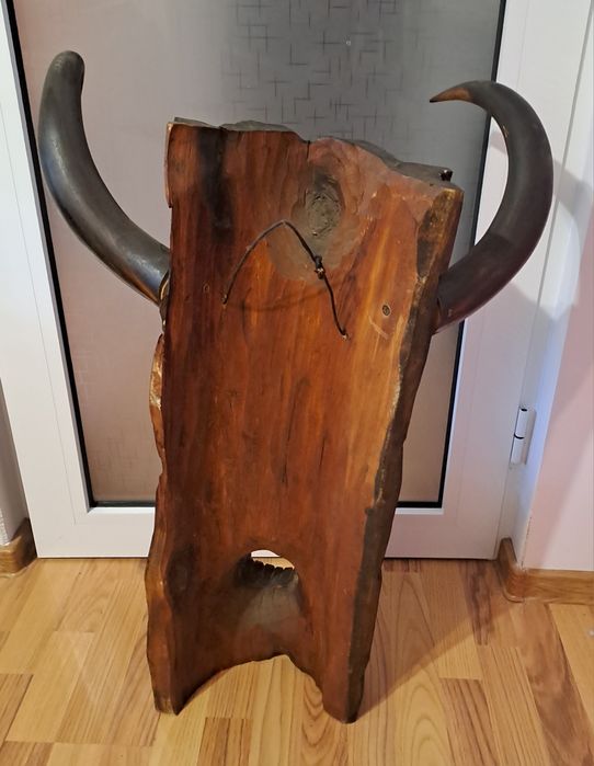 Masca decorativa sculptata din lemn, cu coarne veritabile,foarte veche
