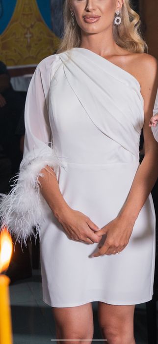 Бяла рокля за повод