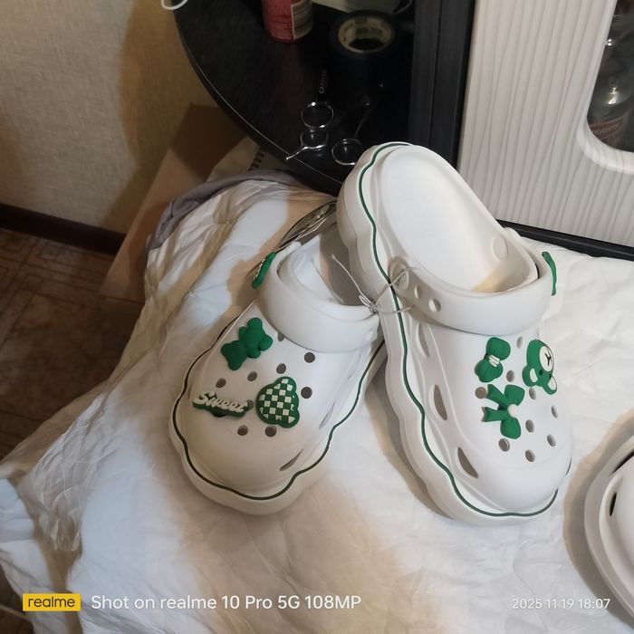 Продам кроксы новые