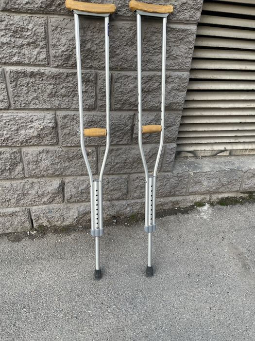 Продам костыли с  регулировкой