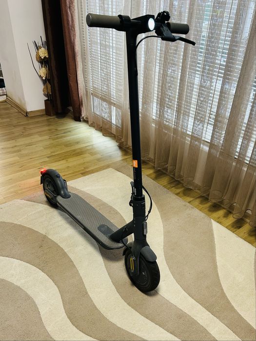 Електрически скутер - тротинетка Xiaomi Mi Electric Scooter Essential