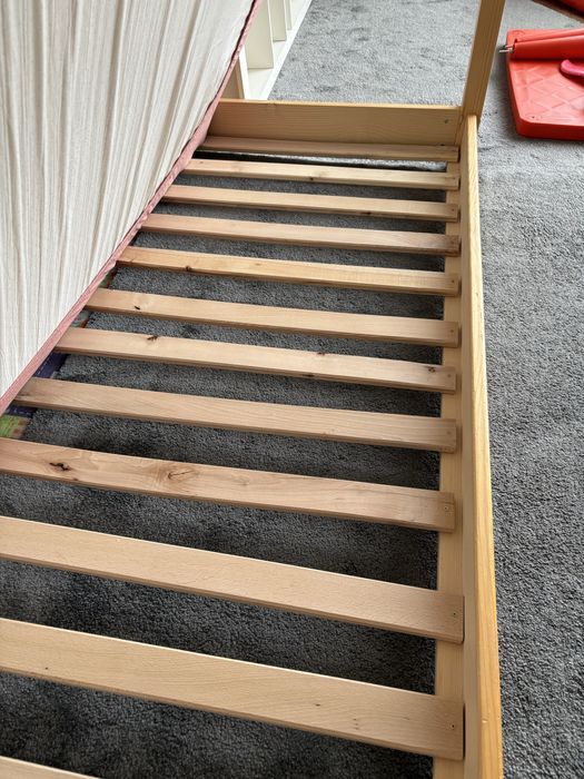 Pat montessori tip casuta lemn natur 90x200 cu saltea inclusa