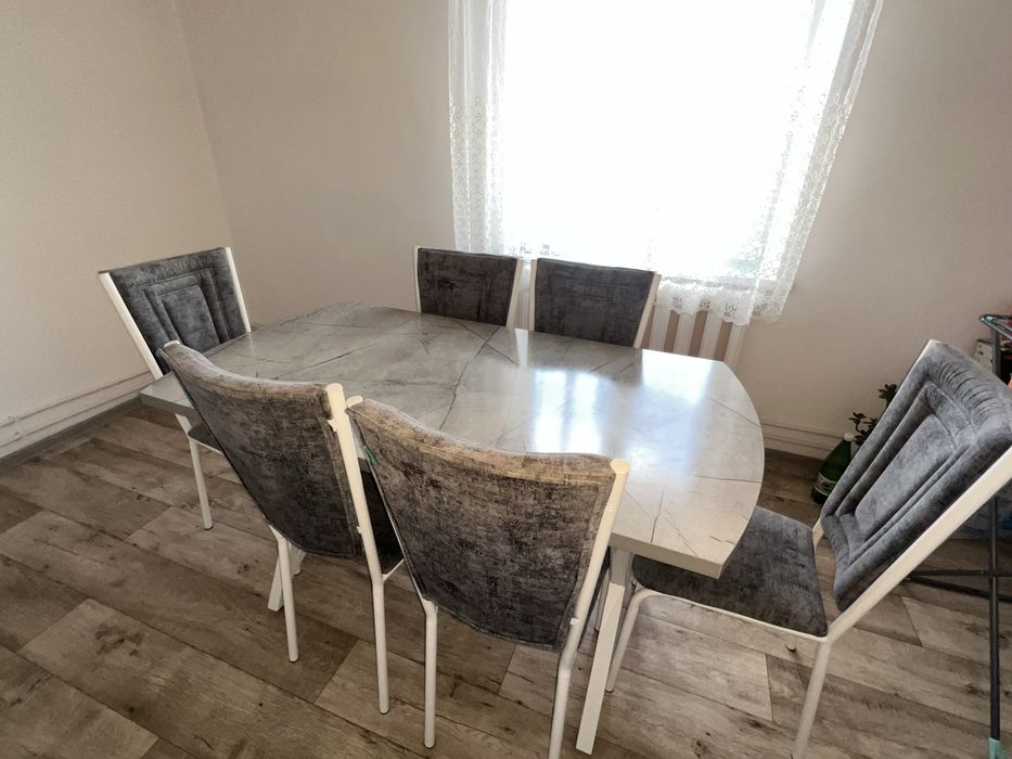 ПРОДАМ Кухонный стол и стулья в Комплекте