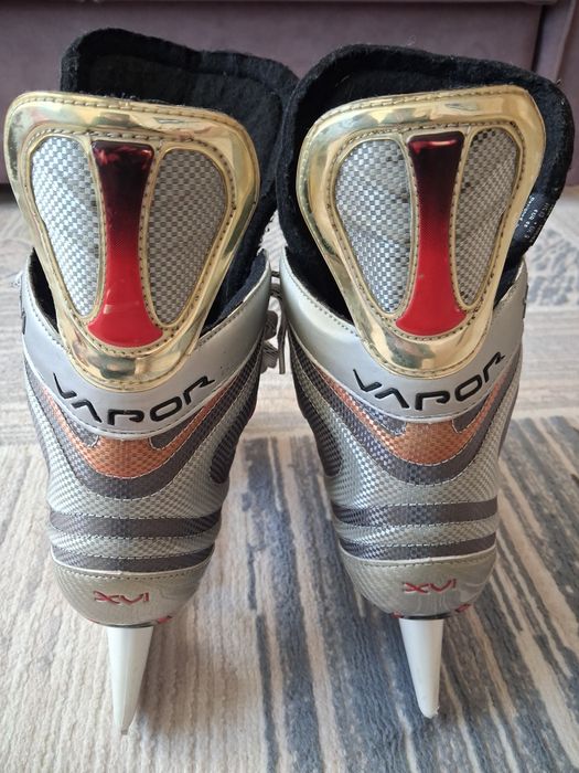 Коньки хоккейные