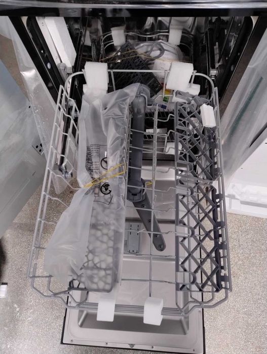 Чисто нова Черна Съдомиялна машина Candy 45 см