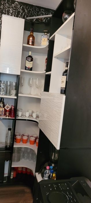 Bar bucătărie și două scaune