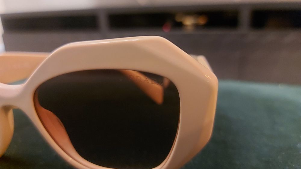 Vând ochelari Prada