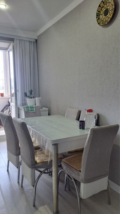 Продам кухонный стол со стульями