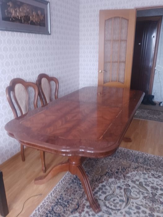 Стол со стульями в гостинную.