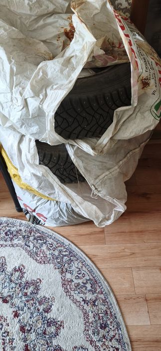 Продам комплект зимней резины на дисках