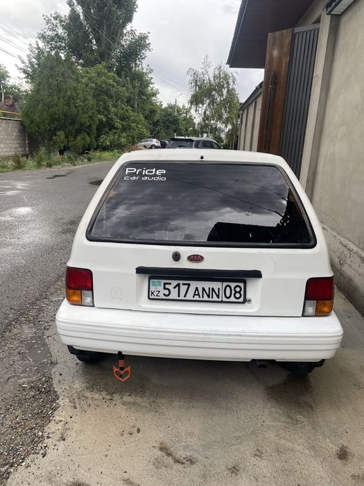 Машина Kia praid 1995 года