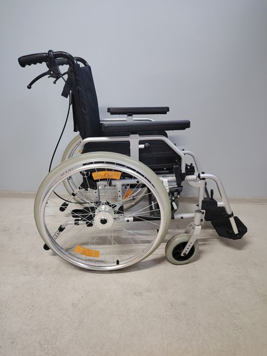 Carucior cu rotile pliabil/fotoliu rulant persoane cu dizabilitati.040