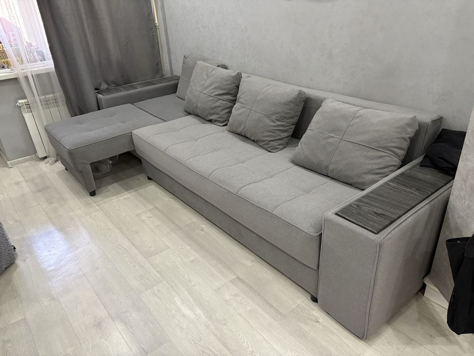 Большой диван,Серого цвета