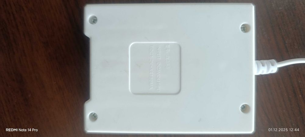 Зарядно за батерии с четири гнезда.