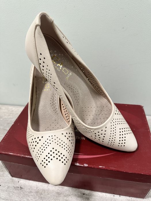 Дамски бежови обувки на ток 38 номер