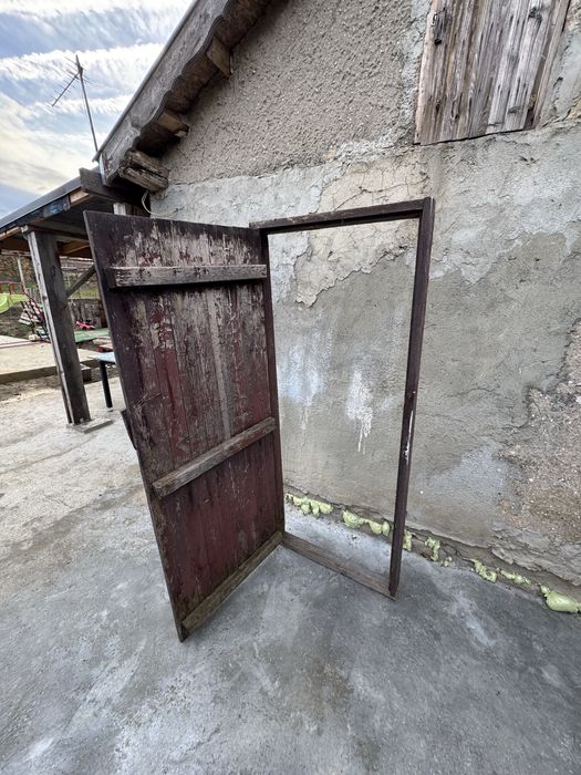 Дървена врата с каса, метална решетка