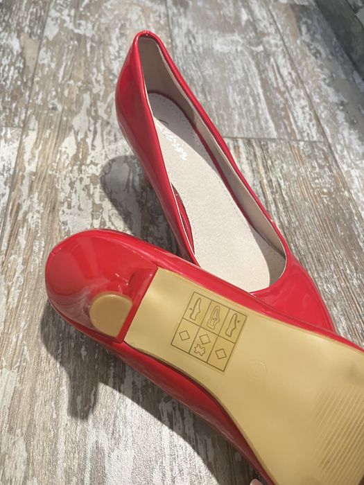 •ЧИСТО НОВИ• Лачени червени токчета