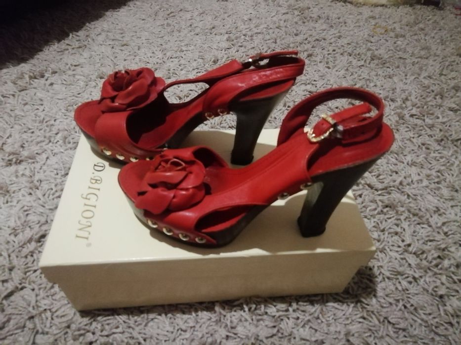 Продам босоножки