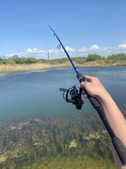 vând băț spinning+mulineta
