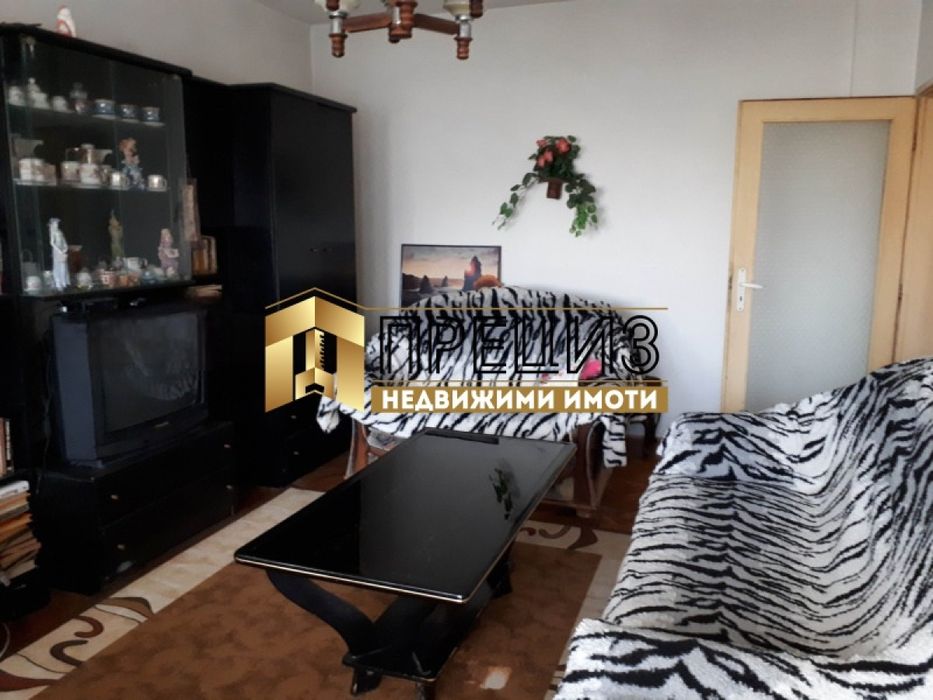 Продажба на 4-стаен апартамент в центъра на гр. Нови пазар - снимка 2