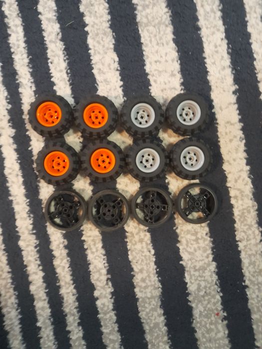 Piese lego de la doua seturi diferite cu motoare