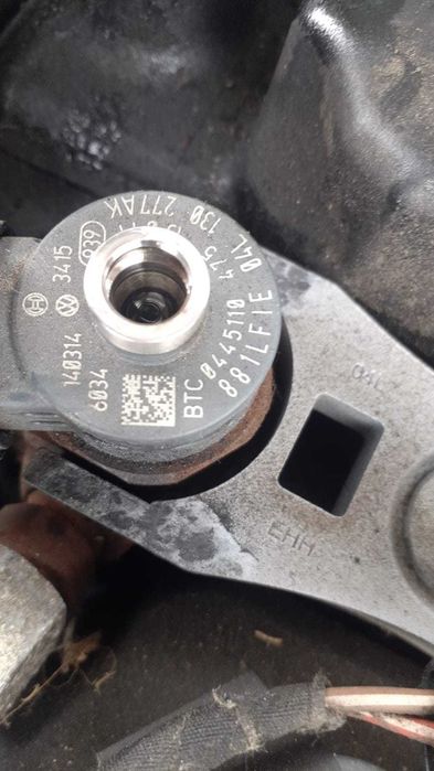Injector Volkswagen Passat B7 2.0 tdi cod 04L130277E