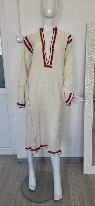 Cămașă populară lungă, cu broderie roșie la decolteu, umeri, manșete și tiv veche de 50 ani