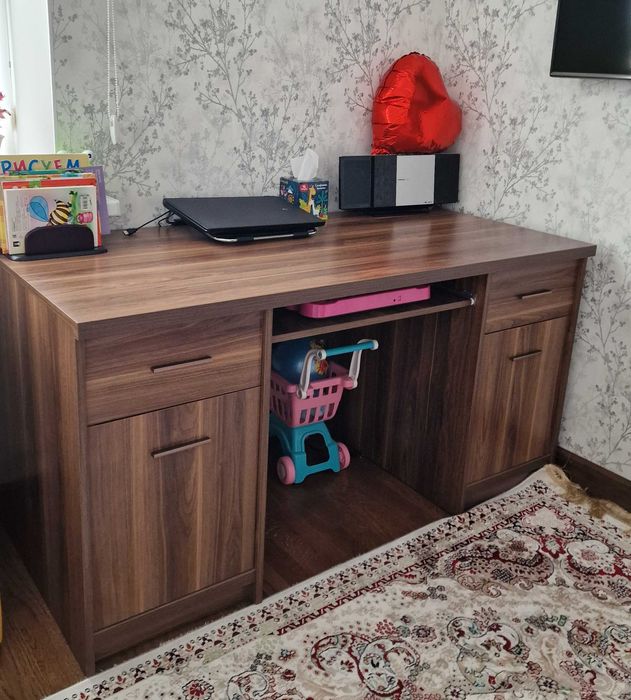 Письменный стол и комод