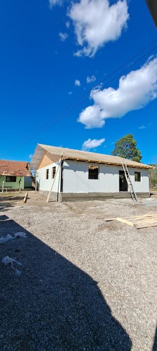 Vand case pe structura metalica