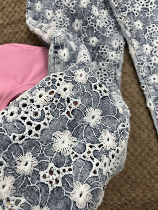 Дънки , тениски и жилетка