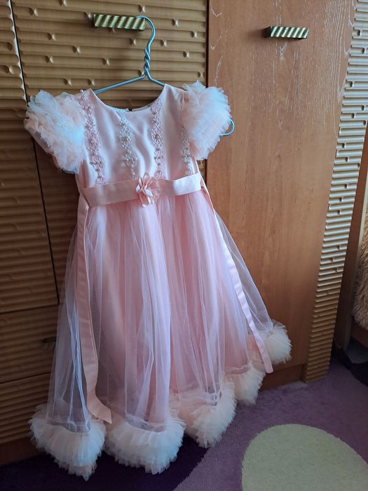 Красивое праздничное платье.