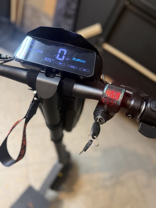 trotineta electrica koogo kukirin cu contact si geanta de depozitare