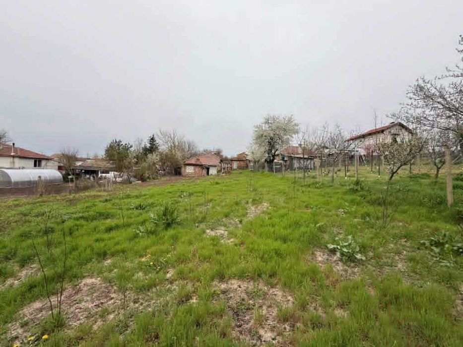 Продавам имот със сграда,гараж и парцел в с.Червена вода област Русе