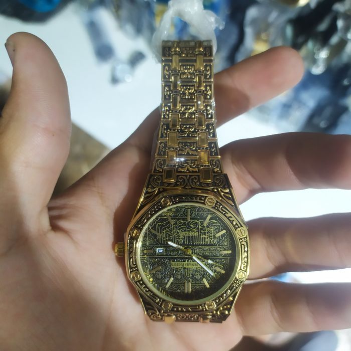 Sura tushirilgan mustahkam bejirim soat sovg'a uchun yaxshi tanlov