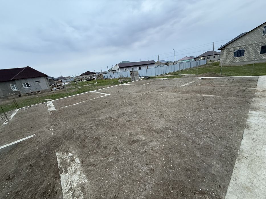 Жер Сатылады, фундаментімен