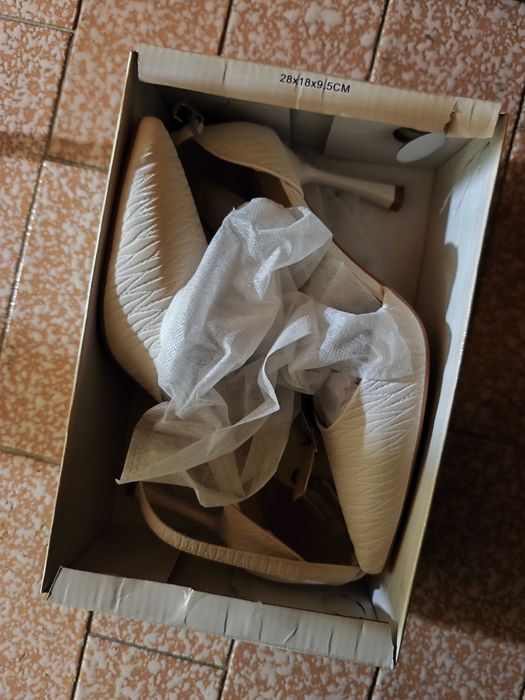 Бели токчета сандали