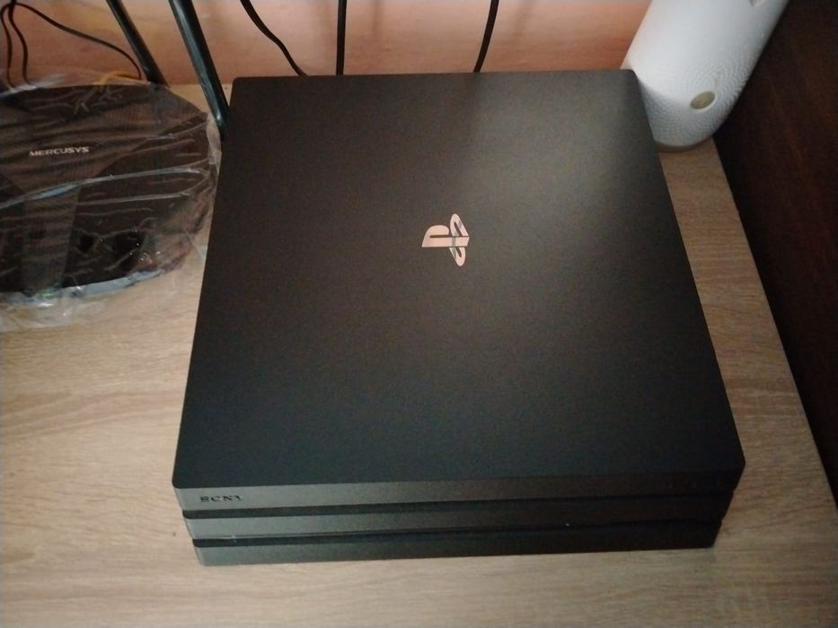 Vând PS 4 PRO 1TB și 23 jocuri