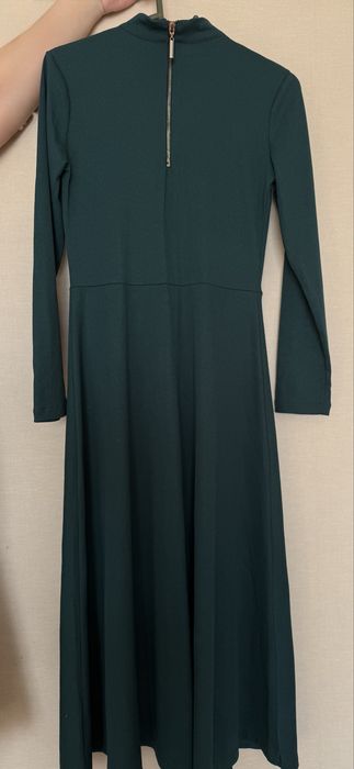 Платье зеленого цвета, длинное