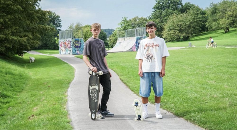 Muuwmi, Longboard din lemn de artar cu roti luminoase (Glow in the Dark) si rulmenti ABEC 7, PABLO, Natural/Negru, 97x23 cm