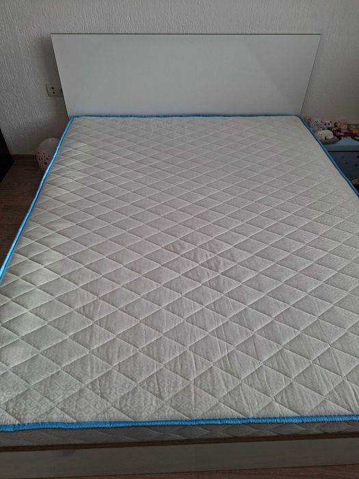 Продавав спална с матрак 160/200 и две нощни шкафчета