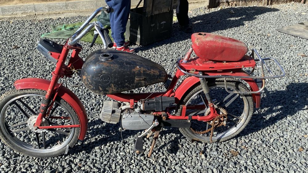 Motocicletă nefuncțională pentru piese