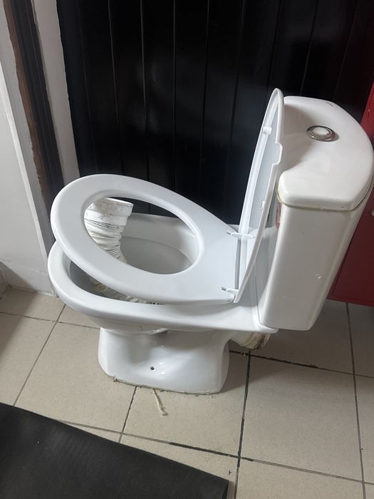 Унитаз работающий.
