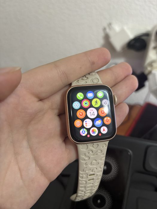 Продам apple watch se 40мм