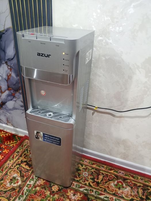 Кулер для воды нагревает и охлаждает
