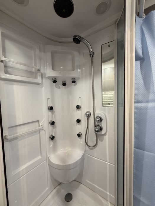 Cabina de dus nefolosita