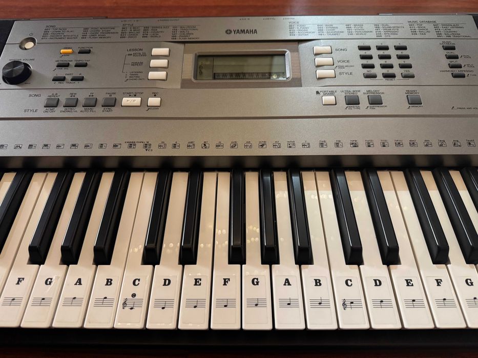 Продам синтезатор Yamaha PSR-E353 в хорошем состоянии